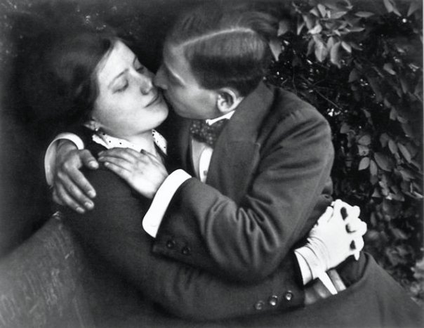 Lovers, Budapest, 1915 © André Kertész