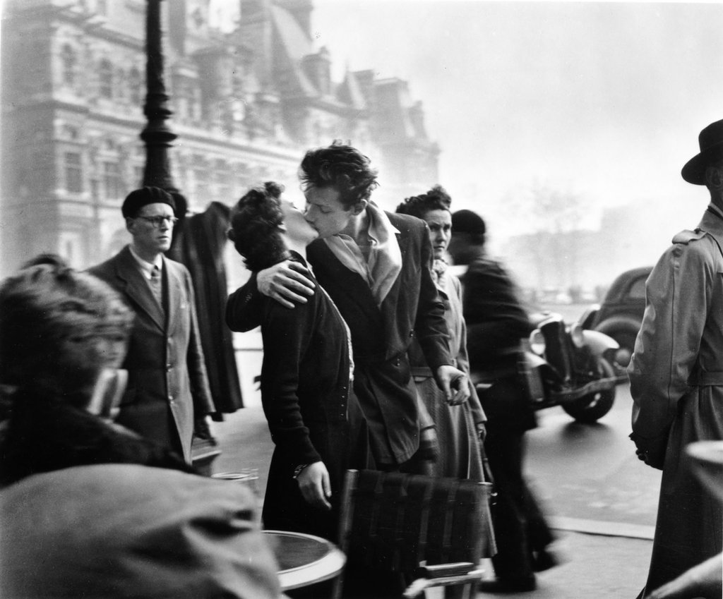 Le baiser de l'hôtel de ville, 1950 © Atelier Robert Doisneau courtesy of GAMMA-RAPHO Agency