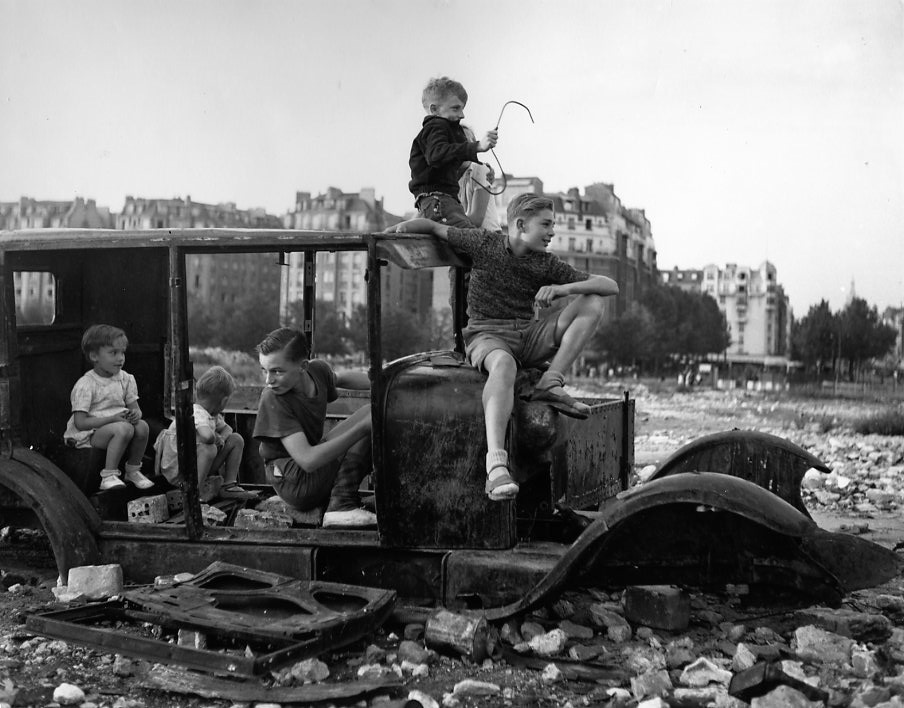 La voiture fondue,1944 © Robert Doisneau