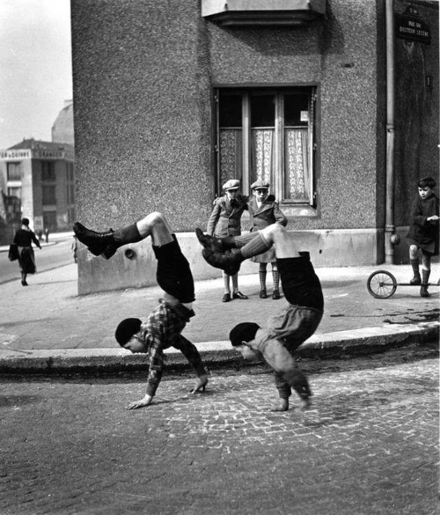 Les frères, rue du Docteur Lecène, Paris 1934 © Robert Doisneau