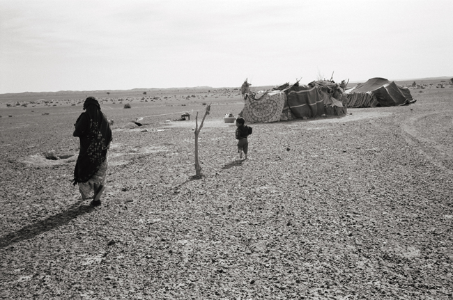 Mama Wahdi and Lahzit, Tir Haal, Sahara, Morocco; Leica MP 0.58, 35mm Summicron, Kodak Tri-X © Doug Kim