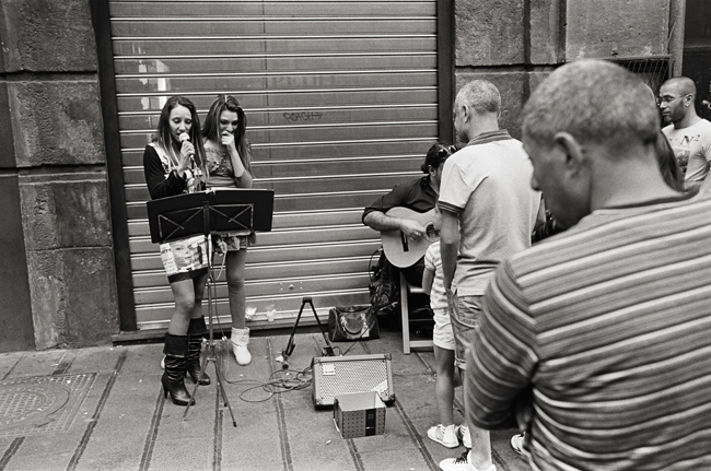 Via Toledo, Napoli; Leica MP 0.58, 35mm Summicron, Kodak Tri-X © Doug Kim