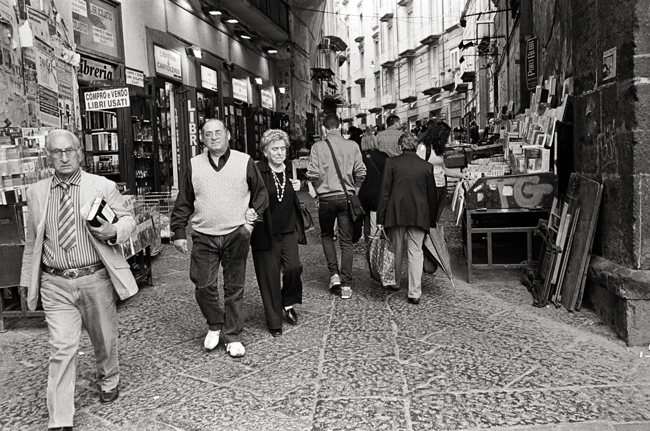 Via Port' Alba, Napoli; Leica MP 0.58, 35mm Summicron, Kodak Tri-X © Doug Kim