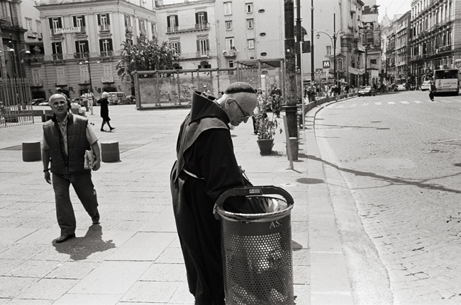Piazza Dante Alighieri, Napoli; Leica MP 0.58, 35mm Summicron, Kodak Tri-X © Doug Kim