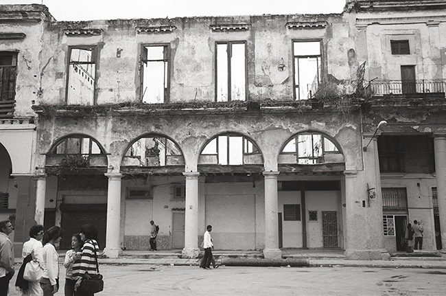 Centro Habana, Havana, Cuba; Leica MP 0.58, 35mm Summicron, Kodak Tri-X © Doug Kim