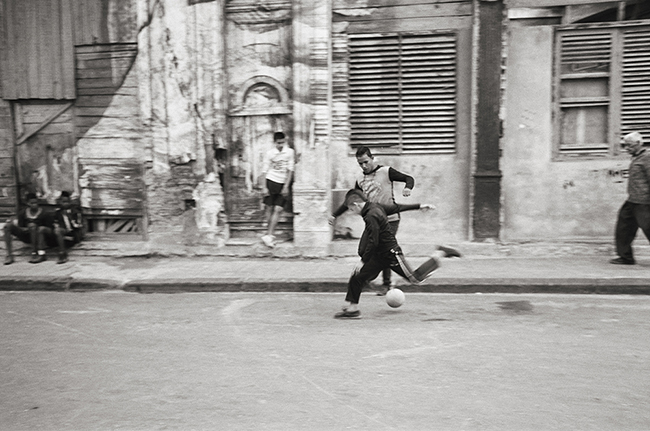 Centro Habana, Cuba; Leica MP 0.58, 35mm Summicron, Kodak Tri-X © Doug Kim
