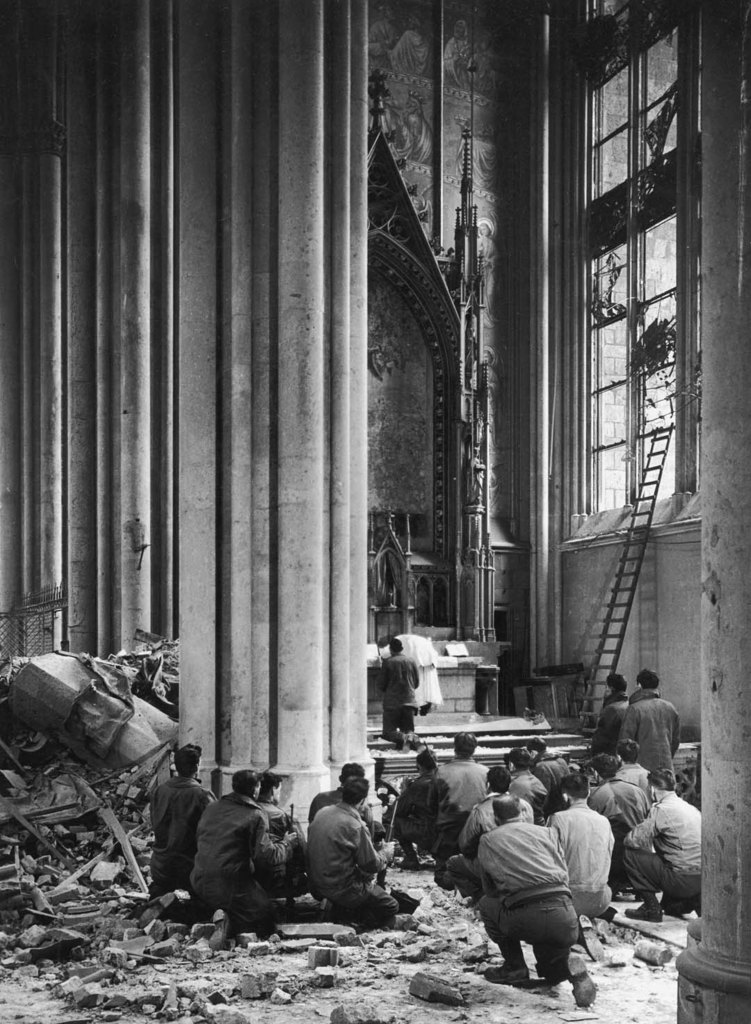 American soldiers attend Mass in March 1945 in the bombed cathedral of Cologne © Margaret Bourke-White