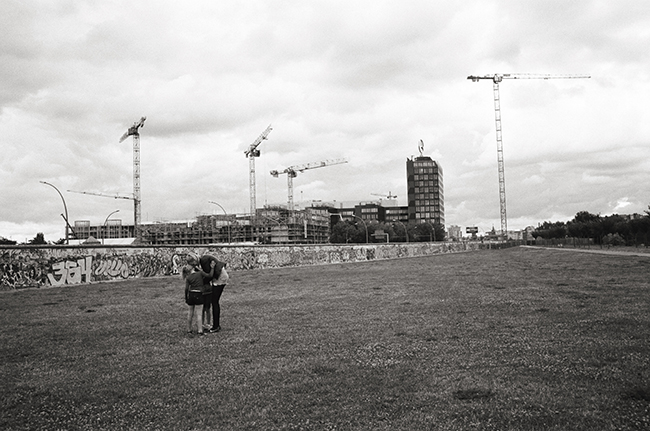 Die Mauer, Berlin; Leica MP 0.58, 35mm Summicron, Kodak Tri-X © Doug Kim