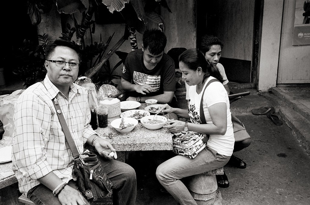 Phaya Thai, Bangkok, Thailand; Leica MP 0.58, 35mm Summicron, Kodak Tri-X © Doug Kim