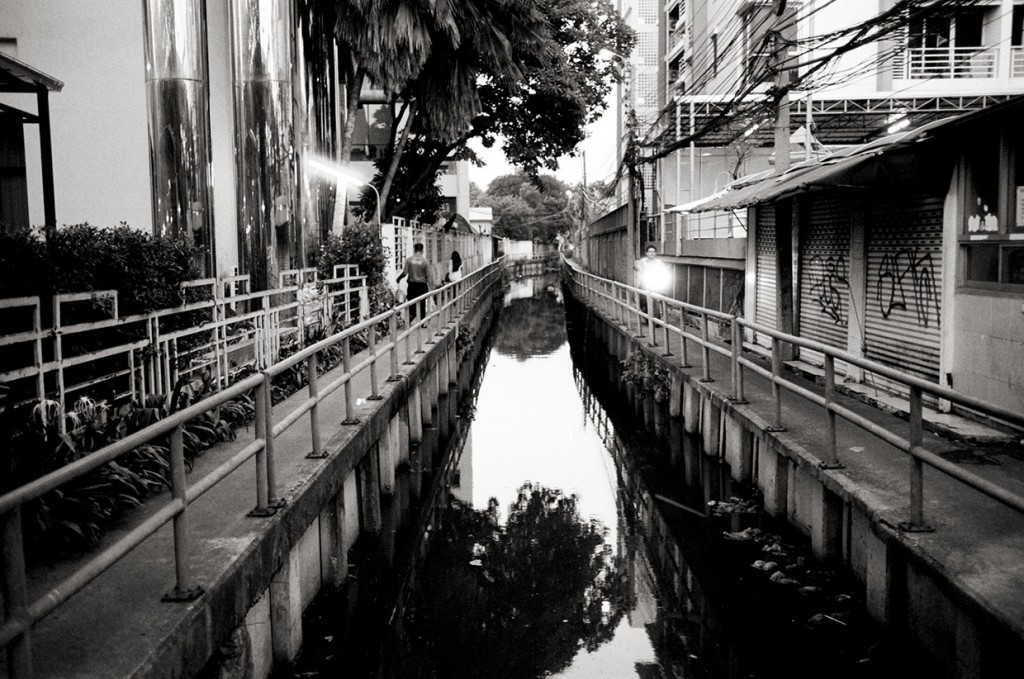 Thonburi, Bangkok, Thailand; Leica MP 0.58, 35mm Summicron, Kodak Tri-X © Doug Kim