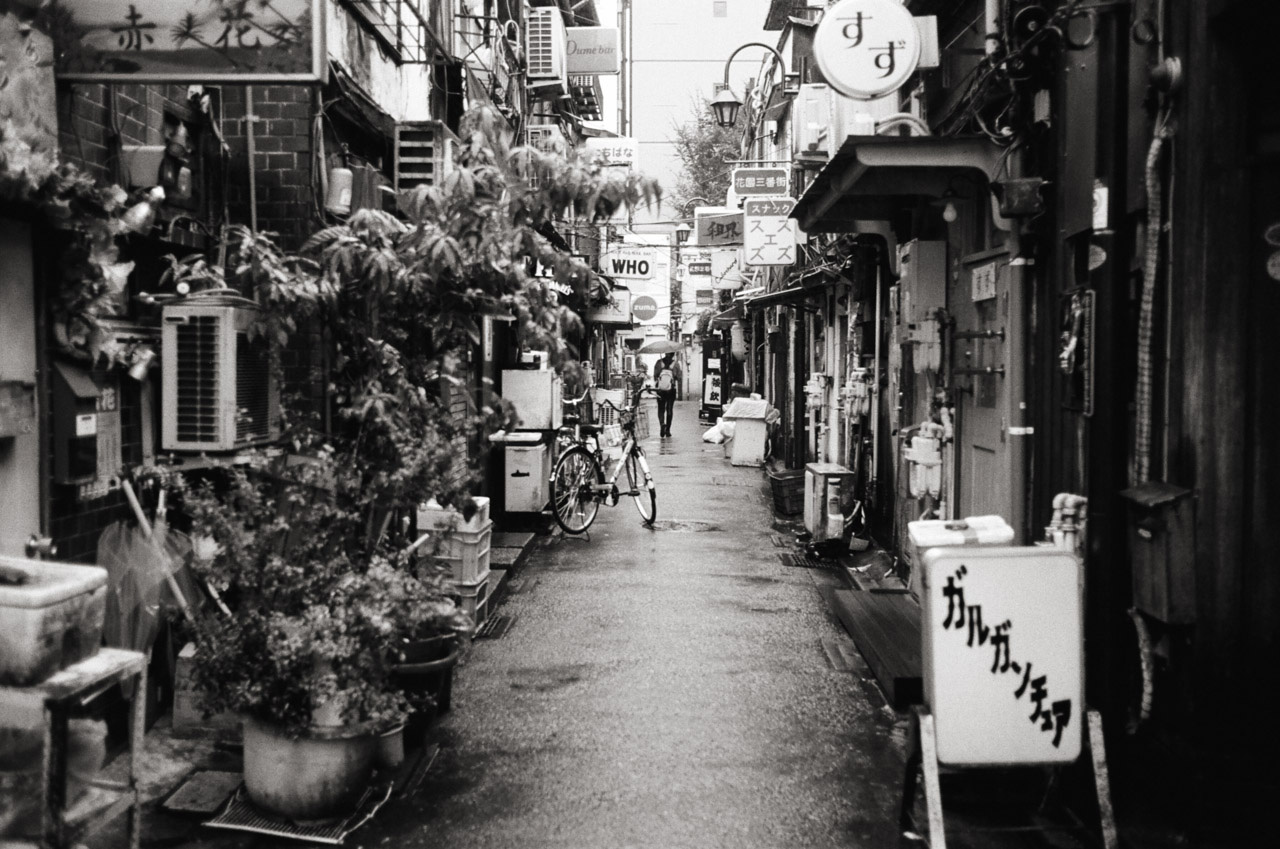 Shinjuku, Tokyo, Japan; Leica MP 0.58, 35mm Summicron, Kodak Tri-X © Doug Kim