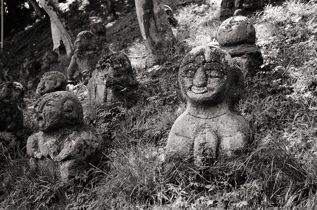Otagi Nenbutsu-ji temple, Kyoto, Japan; Leica MP 0.58, 35mm Summicron, Kodak Tri-X © Doug Kim