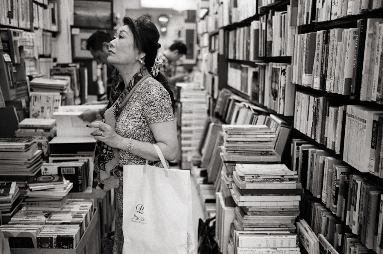 Bookstores, Tokyo, Japan; Leica MP 0.58, 35mm Summicron, Kodak Tri-X © Doug Kim