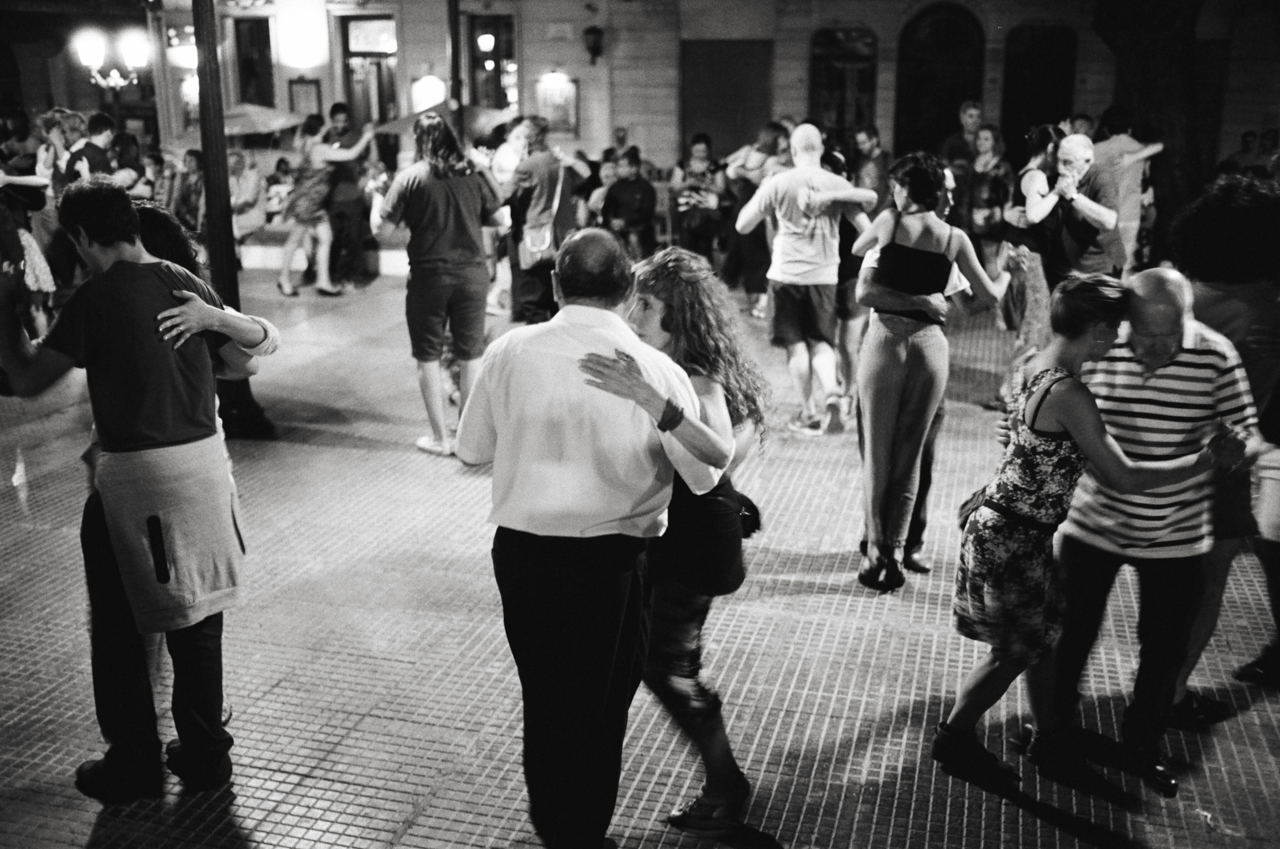 San Telmo, Buenos Aires, Argentina; Leica MP 0.72, 35mm Summilux, Kodak Tri-X © Doug Kim